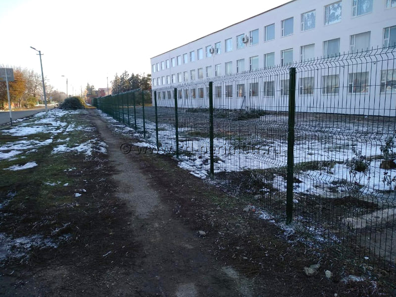 Забор из металлической решетки на профильных столбах